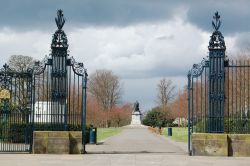 Veduta della statua di Andrew Carnegie attraverso l'ingresso del parco a Dunfermline, Scozia, UK.
