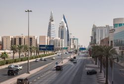 Veduta della torre di Al Faisaliah e di altri grattacieli a Riyadh (Arabia Saudita) da King Fahd Road, la principale strada della capitale - © Andrew V Marcus / Shutterstock.com