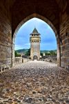 Veduta della torre fortificata detta "del Diavolo" a Cahors attraverso un arco medievale, Francia.

