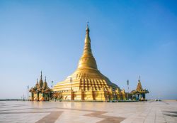 Veduta della Uppatasanti Pagoda nella città di Naypyidaw, Birmania: chiamata anche "Pagoda della Pace", ospita la reliquia di und ente del Buddha proveniente dalla Cina. E' ...