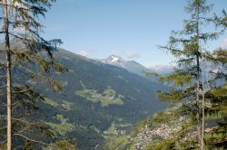 Veduta della valle di Kaunertal sopra Jerzens im Pitztal, Landeck (Austria). Siamo nel Tirolo Settentrionale in un perfetto punto di partenza per gli appassionati di attività invernali.
 ...
