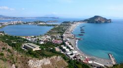 Una veduta della zona di Bacoli con il lago e il capo Miseno, e la spiaggia di Miliscola in Campania