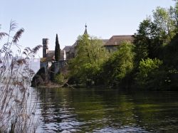 Veduta dell'abbazia di Altacomba nei pressi di Aix-les-Bains, Francia, dal lago di Bourget. Costruita verso la metà del XII° secolo dai monaci cistercensi, accoglie le sepolture ...