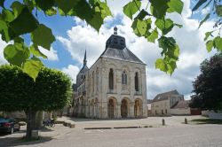 Veduta dell'abbazia di Fleury a Saint-Benoit-sur-Loire, Francia. E' una splendida testimonianza di arte romanica.
