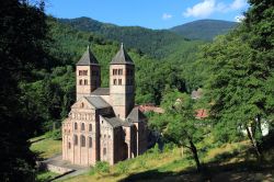 Veduta dell'abbazia romanica di Murbach, Alsazia (Francia): siamo a circa 5 km dal villaggio di Guebwillar.
