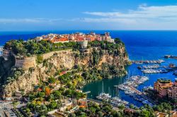 Veduta dell'alto della città di Monaco e del Principato di Monaco nel sud della Francia. 

