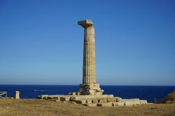 Veduta dell'area archeologica di Capo Colonna, Crotone. Una colonna superstite del tempio di Hera Lacinia, uno dei più importanti della Magna Grecia.



