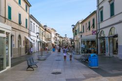 Veduta dell'area pedonale di Corso Vittorio Emanuele II° a San Vincenzo, Toscana. Si tratta della principale strada di questo grazioso Comune in provincia di Livorno - © Sergei ...