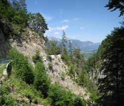 Veduta delle Alpi austriache nei pressi del villaggio di Hermagor e le gole Garnitzenklamm in Carinzia.
