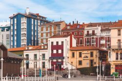 Veduta delle case al vecchio porto di Gijon, Asturie, nord della Spagna - © dvoevnore / Shutterstock.com