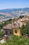 Veduta delle case di Guardia Perticara, Basilicata: sullo sfondo, il paesaggio sconfinato sulla valle del torrente Sauro.
