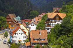 Veduta delle case tipiche di Triberg nella Foresta Nera; siamo in Germania nel Baden-Wurttemberg