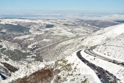 Veduta delle montagne innevate di Valdezcaray, Spagna - Imbiancati dalla neve, i monti che sovrastano il villaggio di Ezcaray richiamano ogni anno gli appassionati degli sport invernali © ...