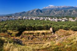 Veduta delle rovine del teatro di Sparta, Grecia. Sullo sfondo, la città moderna città e il massiccio Taygetus che raggiunge i 2404 metri di altezza.



