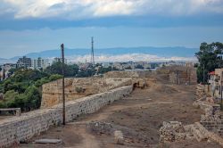 Veduta delle rovine dell'antico castello di Famagosta, Cipro Nord. Sullo sfondo, la moderna cittadina.



