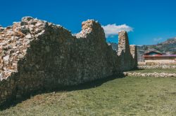 Veduta delle rovine di Huamachuco a Trujillo, Perù. Questa cittadina di montagna ospita un sito lungo circa 3 km ed è circondato da alte mura difensive che racchiudono edifici ...