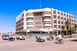 Veduta dell'ingresso principale al Cappuccino Restaurant e allo Splendid Hotel di Ouagadougou, Burkina Faso - © Dave Primov / Shutterstock.com