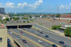 Veduta dell'Interstate Highway 84 con la scritta di benvenuto al canale di Hartford, Connecticut, USA - © Wangkun Jia / Shutterstock.com