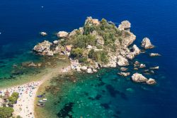 Veduta dell'Isola Bella a Taormina, Sicilia. A coniare il suo nome fu il barone tedesco Wilhelm von Gloeden che la fece conoscere in tutto il mondo. Chiamata anche "perla del Mediterraneo", ...