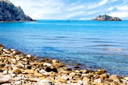 Veduta dell'isola dello Sparviero dalla spiaggia di Punta Ala, provincia di Grosseto, Toscana.
