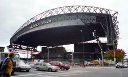 Veduta dello stadio da baseball Safeco Field di Seattle, stato di Washington (USA). Inaugurato nel 1999, ospita sino a 47,116 persone - © Frank Romeo / Shutterstock.com