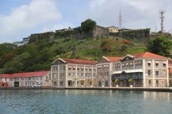 Veduta dello storico Fort George nella città di St.George's a Grenada, America Centrale. La fortezza venne costruita nel 1705 dai francesi: oggi alcuni edifici ospitano la locale ...