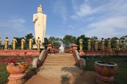Veduta dello stupa di Ruvanvelisaya, Anuradhapura, Sri Lanka. Questo imponente tempio buddhista, voluto da re Dutugemunu nel 164 a.C, è completamente rivestito di calce bianca ed è ...