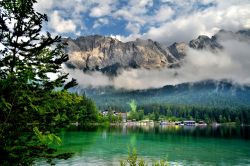 Veduta dello Zugspitze dallo Eibsee a Garmisch-Partenkirchen, Germania: una splendida cartolina di questa località della Baviera.
