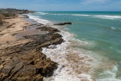 Veduta dell'Oceano Atlantico dalla porta della medina, Asilah, Marocco. Questo paese fiabesco si affaccia lungo la costa atlantica settentrionale marocchina, poco più a nord di Larache.



 ...