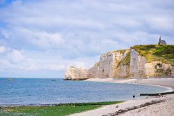 Veduta dell'oceano Atlantico e della Costa d'Alabastro da una spiaggia di Etretat, Normandia - © Max Topchii / Shutterstock.com