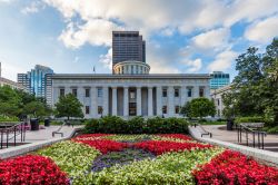 Veduta dell'Ohio Statehouse nella città di Columbus, stato dell'Ohio (USA). Sede del governo, il Campidoglio cittadino è un edificio neoclassico ispirato alle costruzioni ...