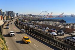 Veduta di Alaskan Way con la skyline e la ruota panoramica di Seattle, Washington - © Frank Fell / Shutterstock.com