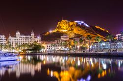 Veduta di Alicante by night, Spagna: sullo sfondo la fortezza di Santa Barbara, in cima al Monte Benacantil.
