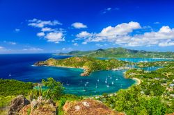 Veduta di Antigua e del mare dei Caraibi da Shirley Heights, America Centrale. Questo punto panoramico alto circa 490 piedi offre una vista stupenda sui porti di Falmouth soprattutto al tramonto ...