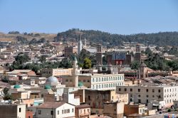 Veduta di Asmara, capitale dell'Eritrea. Sorge su un altopiano a oltre 2300 metri sul livello del mare; dal luglio 2017 è patrimonio mondiale Unesco.
