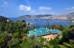 Veduta di Beaulieu-sur-Mer e di Cap d'Ail dal giardino della villa Rothschild, Francia.



