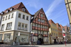 Veduta di Bierstrasse a Osnabruck, Germania. Fra gli edifici che si affacciano su questa via cittadina c'è anche lo storico Romantik Hotel Walhalla, situato di fronte al Municipio ...