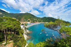 Veduta di Bonassola, Liguria, Italia. Il suggestivo paesaggio naturale che circonda questa località situata in un golfo della costa ligure di levante.

