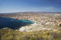Veduta di Calabardina Beach a Aguilas, Murcia, Spagna. Le più grandi aree residenziali della città si estendono attorno a questa spiaggia dove un tempo si trovava il villaggio ...