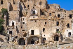 Veduta di Craco, Basilicata, Italia. La cittadina sorge nella zona collinare che precede l'Appennino Lucano a circa 390 metri di altitudine, a mezza strada fra i monti e il mare.
