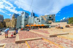 Veduta di Federation Square a Melbourne, Australia: si sviluppa su una superficie di oltre 3 ettari - © Tooykrub / Shutterstock.com