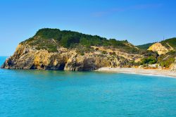 Veduta di Home Mort Beach a Sitges, Spagna. A Playa del Muerto, spiaggia nudista, si accede tramite una strada tortuosa e circondata da scogliere. Si estende per circa 110 metri in lunghezza ...