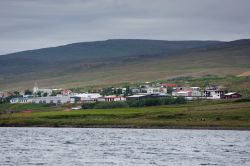 Veduta di Hvammstangi, cittadina che funge per molti turisti da porta d'accesso alla penisola del Vatnsnes, in Islanda.