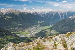 Veduta di Imst e della valle dell'Inn dall'alto della montagna Sechszeiger, Austria.
