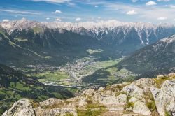 Veduta di Imst e della valle dell'Inn dall'alto della montagna Sechszeiger, Austria.
