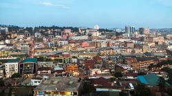 Veduta di Kampala e dei sobborghi al calar del sole, Uganda - © emre topdemir / Shutterstock.com