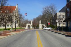 Veduta di Kirkwood Street attraverso il campus dell'Indiana University a Bloomington, USA. Si tratta della principale università pubblica di ricerca situata nel Midwest degli Stati ...