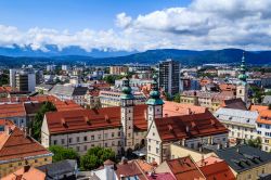 Veduta di Klagenfurt dal Landhaus, Austria. Si tratta dell'antico Palazzo della Dieta Regionale e rappresenta un eccellente esempio di architettura rinascimentale in terra austriaca.

 ...