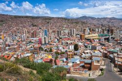 Veduta di La Paz da El Alto, Bolivia. Questo comune si trova nell'altopiano andino, ai margini della capitale La Paz. Assieme a quest'ultima rappresenta il nucleo abitativo principale ...