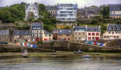 Veduta di Le Conquet, ad ovest di Brest in Francia - Konk-Leon in bretone, è un comune francese del dipartimento del Finistère, in Bretagna. In questa immagine il villaggio che ...